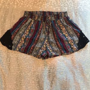 Patterned high waisted shorts with black crochet